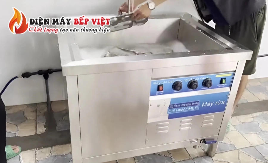 Máy rửa bát siêu âm AVP1000 rất dễ dàng để lắp đặt và sử dụng trong không gian bếp