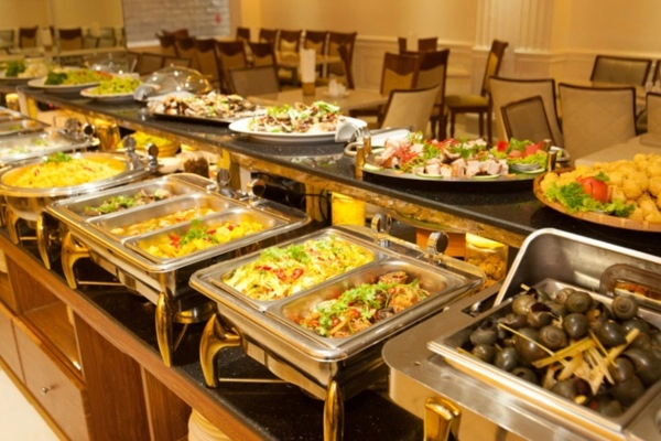 Sắp xếp quầy buffet hấp dẫn và thường xuyên cập nhật