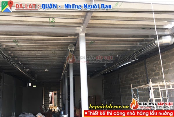 Hệ thống hút khói âm được lắp đặt ẩn trên trần nhà làm tăng tính thẩm mỹ của nhà hàng lẩu nướng