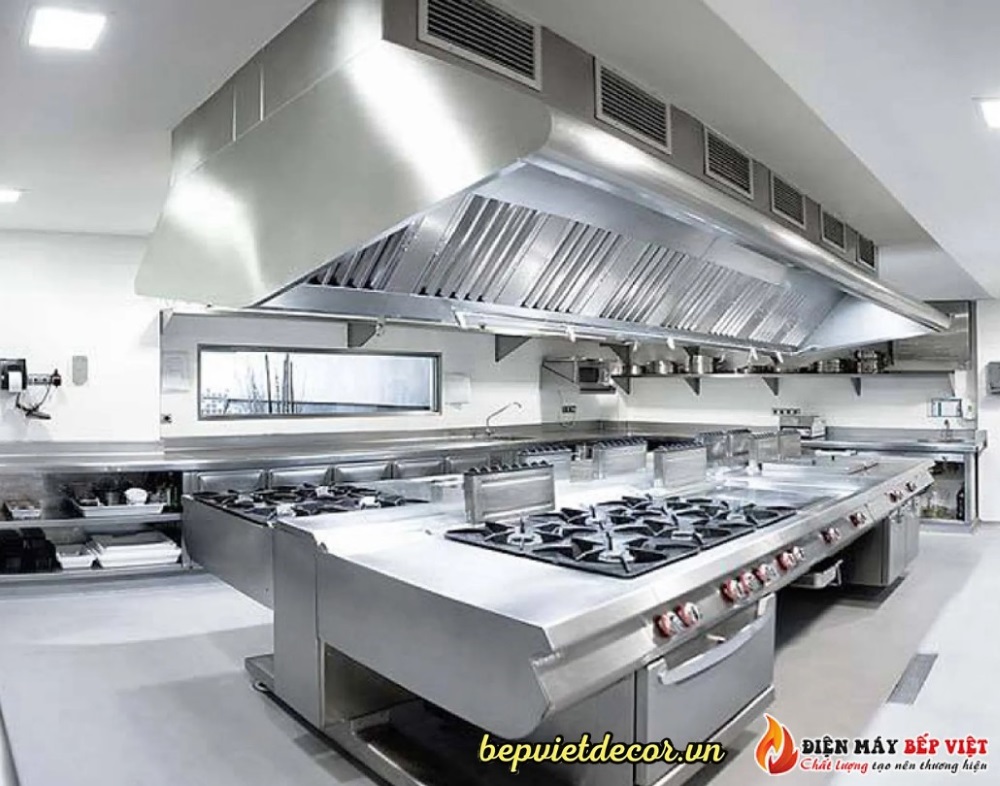Không gian bếp cân đối giữa khu vực nấu nướng, sơ chế, rửa