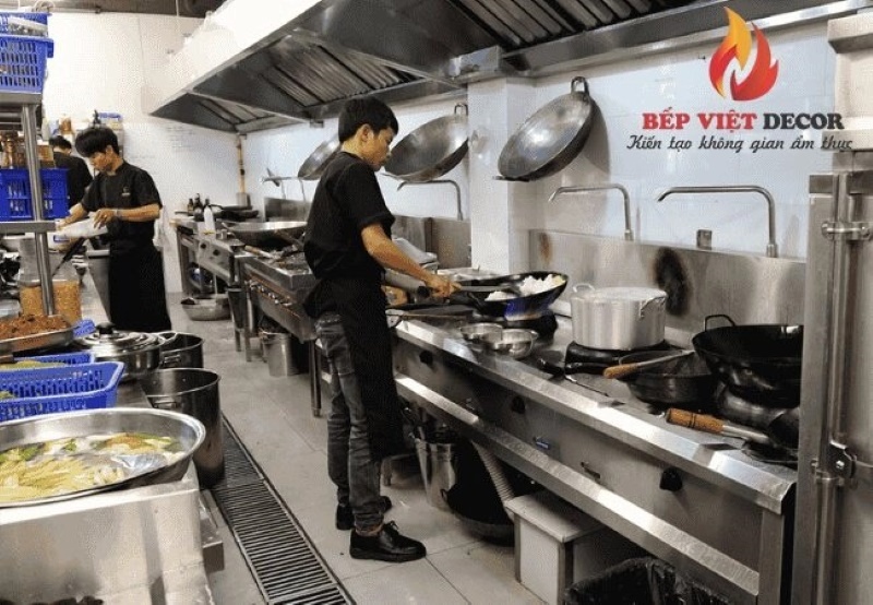 Khu chế biến thực phẩm trong bếp công nghiệp