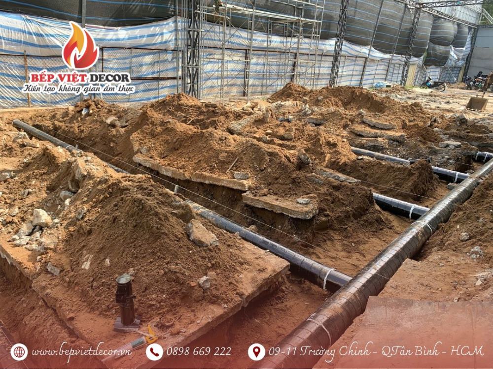 Lắp đặt đường ống hệ thống hút khói âm trong thi công nhà hàng lẩu nướng