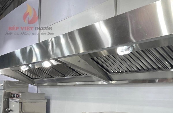 Chụp hút khói áp tường rất phổ biến trong gian bếp vừa và nhỏ