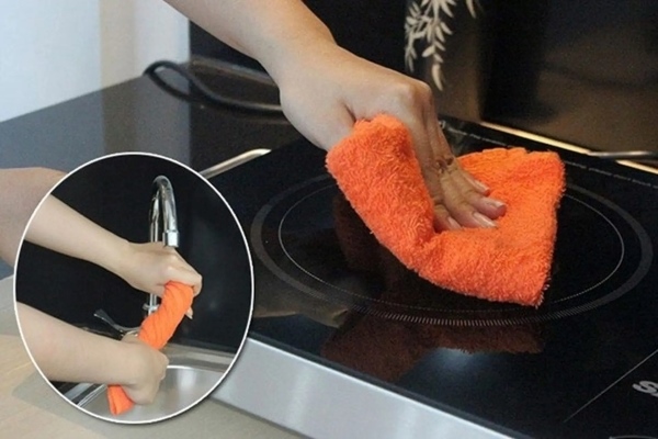 Dùng khăn mềm hoặc dung dịch tẩy rửa chuyên dụng để lau sạch bề mặt bếp