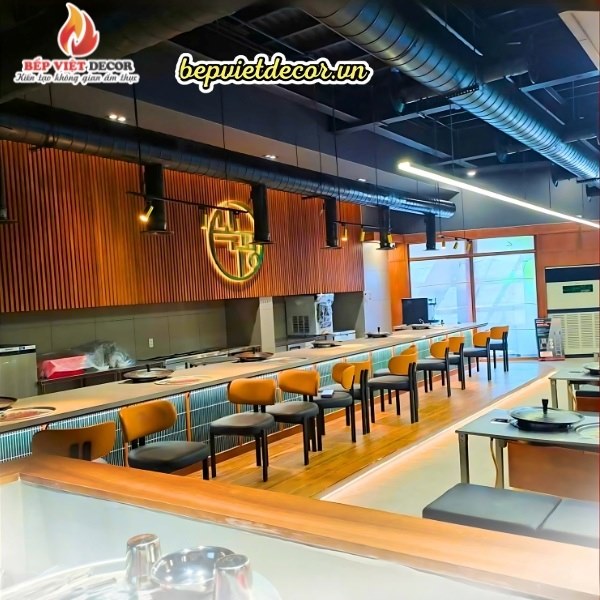 Phục vụ món ăn cho khách