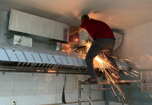 Việc lắp đặt đúng kỹ thuật ngay từ đầu sẽ giúp kéo dài tuổi thọ của hệ thống hút mùi khi sử dụng