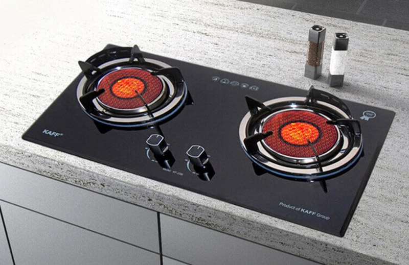 Bếp gas hồng ngoại sử dụng đầu đốt ceramic (gốm sứ) để phát ra tia hồng ngoại truyền nhiệt trực tiếp vào đáy nồi