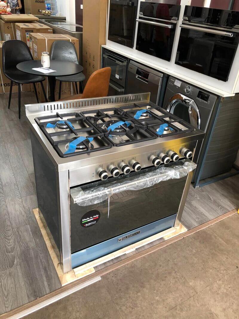 Hiện nay, phần bếp thường dùng gas, còn phần lò có thể dùng điện, gas hoặc kết hợp cả hai