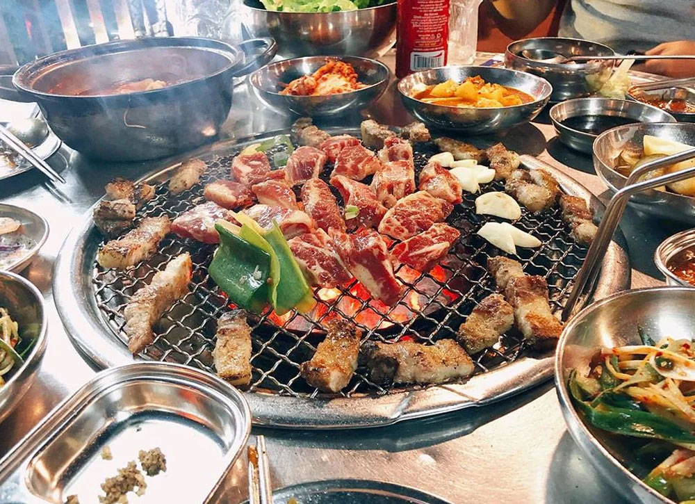 Lượng khói đậm đặc từ than hoa gây khó chịu cho thực khách