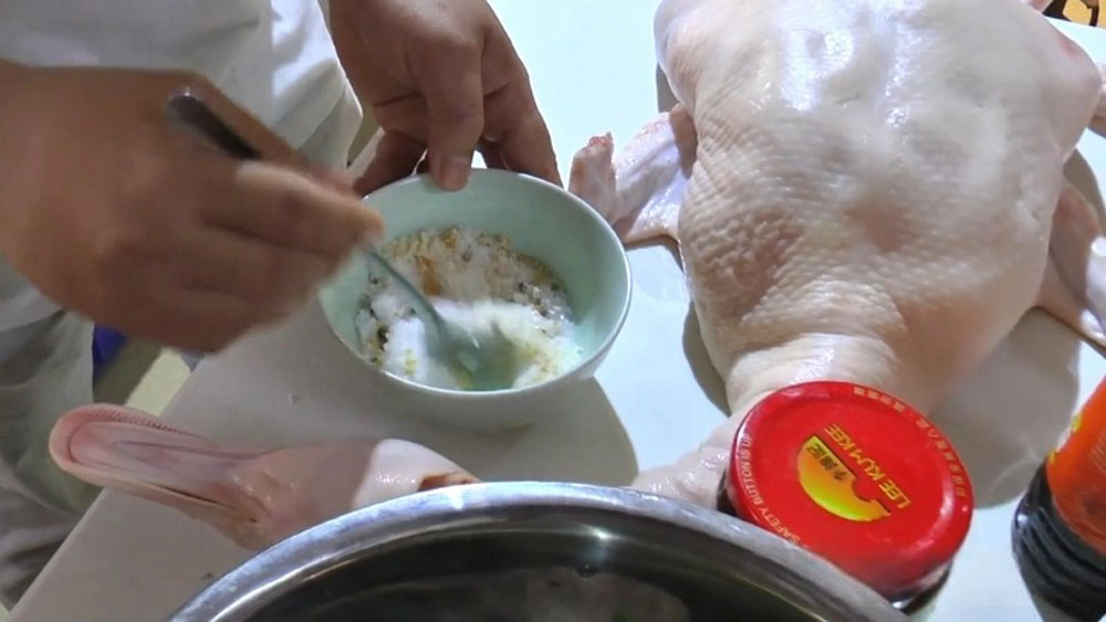 Sử dụng muối nở để làm da vịt quay giòn ngon, không bị cháy