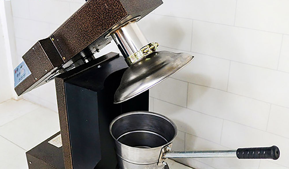 ​​​​​​​Cấu tạo bếp mồi than hoa cho nhà hàng, gồm thân bếp inox, quạt thổi gió, buồng đốt than và khay chứa tro