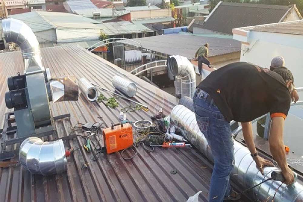 ​​​​​​​Gia công ống gió hút khói trục đứng bằng máy CNC