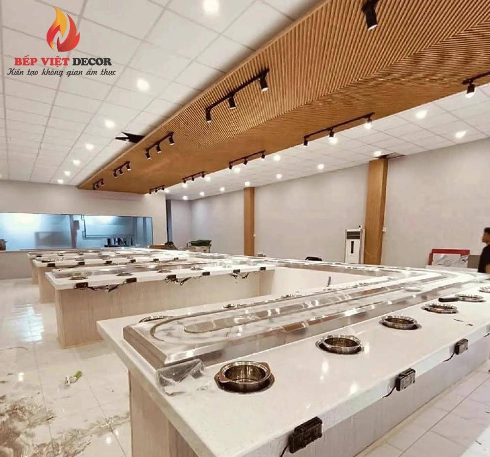 Bếp từ công nghiệp lắp âm là dòng bếp điện từ chuyên dụng được lắp đặt chìm dưới mặt bàn ăn, chủ yếu phục vụ tại các nhà hàng, quán ăn, buffet