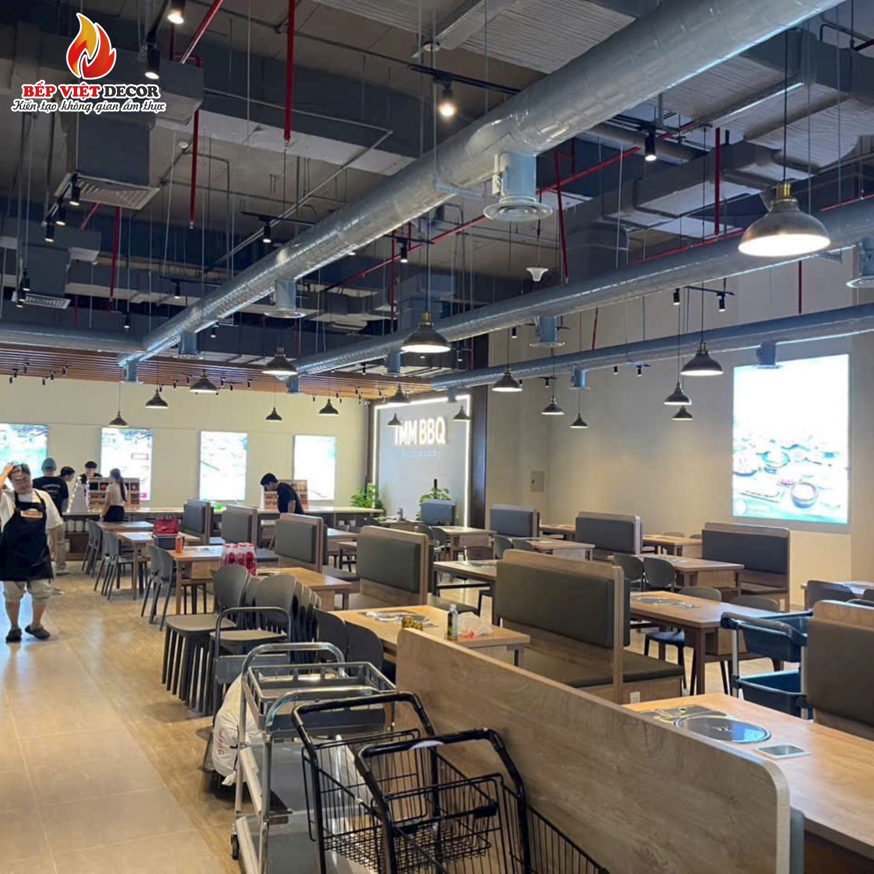 Quá Trình Thi Công Hệ Thống Hút Khí Dư Trần Nhà Hàng BBQ