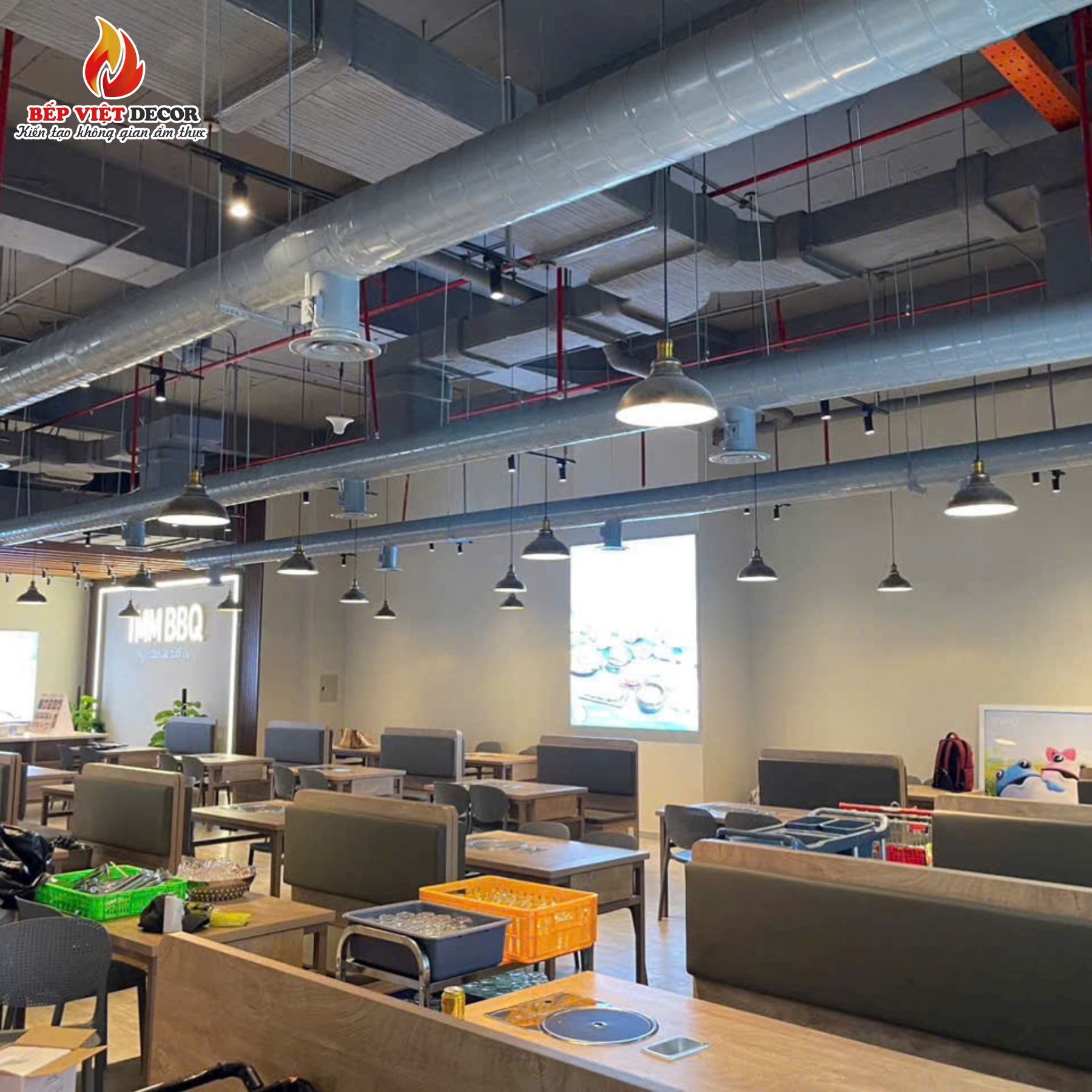Quá Trình Thi Công Hệ Thống Hút Khí Dư Trần Nhà Hàng BBQ